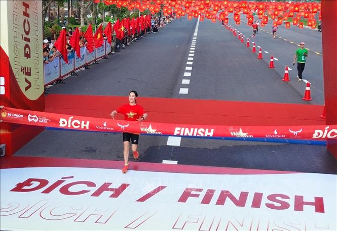 Vận động viên nữ về đích ở cự ly 9,2 km. Ảnh: Thành Phương - TTXVN