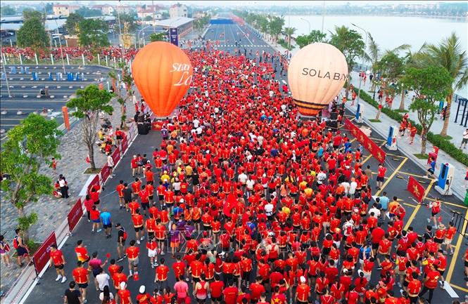 Giải chạy được đánh giá có số lượng lớn nhất người tham gia mặc áo cờ đỏ sao vàng trong một giải marathon. Ảnh: Thành Phương - TTXVN