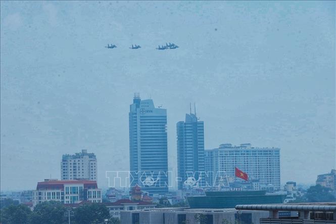 Biên đội 5 máy bay tiêm kích Su-30MK2 diễn tập bay theo đội hình, chuẩn bị cho đại lễ A80. Ảnh: Minh Quyết - TTXVN