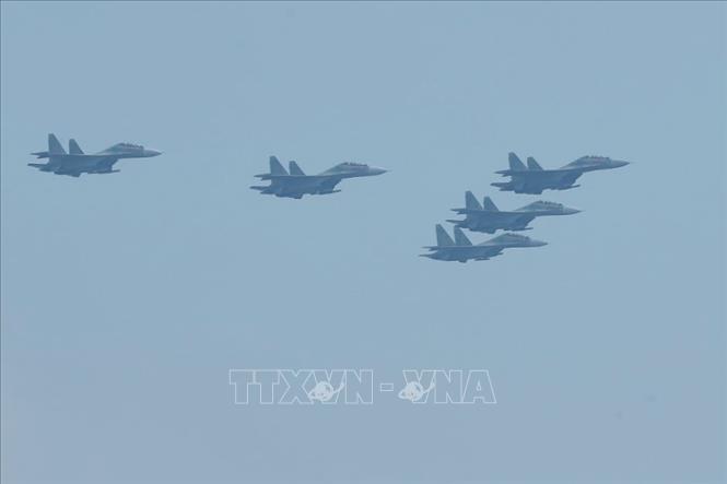 Biên đội 5 máy bay tiêm kích Su-30MK2 diễn tập bay theo đội hình mũi tên, chuẩn bị cho đại lễ A80. Ảnh: Minh Quyết - TTXVN