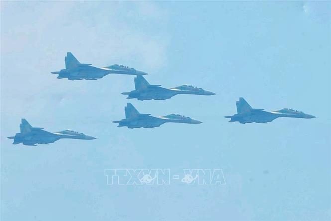 Biên đội 5 máy bay tiêm kích Su-30MK2 diễn tập bay theo đội hình mũi tên, chuẩn bị cho đại lễ A80. Ảnh: Minh Quyết - TTXVN