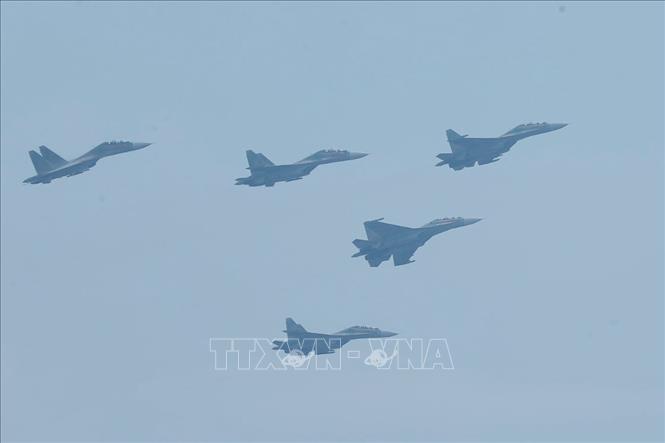Biên đội 5 máy bay tiêm kích Su-30MK2 diễn tập bay theo đội hình mũi tên, chuẩn bị cho đại lễ A80. Ảnh: Minh Quyết - TTXVN