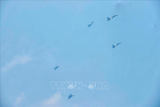 Biên đội 5 máy bay tiêm kích Su-30MK2 diễn tập bay theo đội hình mũi tên, chuẩn bị cho đại lễ A80. Ảnh: Minh Quyết - TTXVN