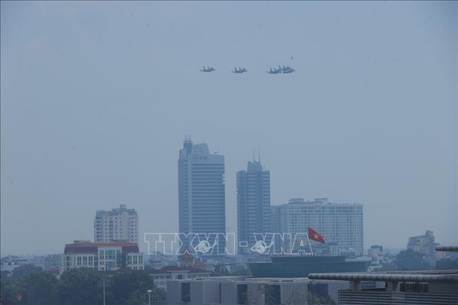 Biên đội 5 máy bay tiêm kích Su-30MK2 diễn tập bay theo đội hình mũi tên, chuẩn bị cho đại lễ A80. Ảnh: Minh Quyết - TTXVN