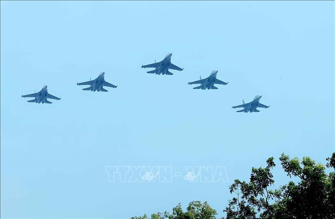 Biên đội 5 máy bay tiêm kích Su-30MK2 diễn tập bay theo đội hình mũi tên, chuẩn bị cho đại lễ A80. Ảnh: An Đăng - TTXVN