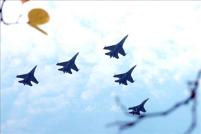 Biên đội 5 máy bay tiêm kích Su-30MK2 diễn tập bay theo đội hình mũi tên, chuẩn bị cho đại lễ A80. Ảnh: An Đăng - TTXVN
