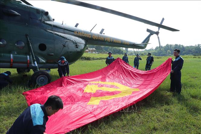 Biên đội máy bay trực thăng của Quân chủng Phòng không - Không quân thực hiện công việc treo cờ Đảng và cờ Tổ quốc trước khi bay vào trung tâm Thủ đô Hà Nội. Ảnh: Trọng Đức - TTXVN