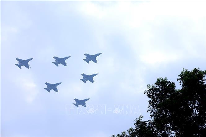 Biên đội 5 máy bay tiêm kích Su-30MK2 diễn tập bay theo đội hình. Ảnh: Tuấn Anh - TTXVN