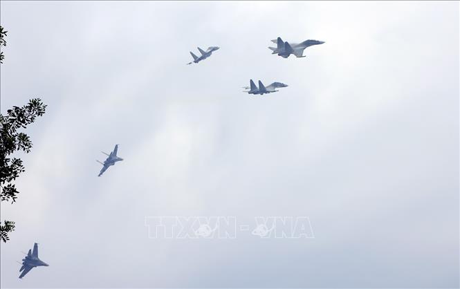 Biên đội 5 máy bay tiêm kích Su-30MK2 diễn tập bay theo đội hình. Ảnh: Tuấn Anh - TTXVN