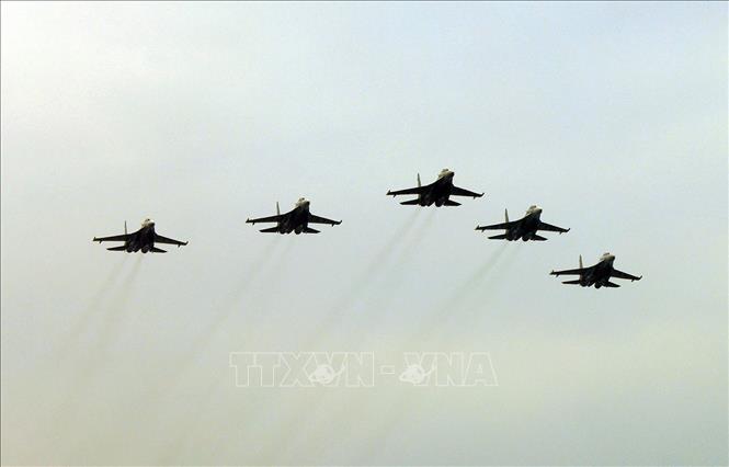 Biên đội 5 máy bay tiêm kích Su-30MK2 diễn tập bay theo đội hình. Ảnh: Tuấn Anh - TTXVN