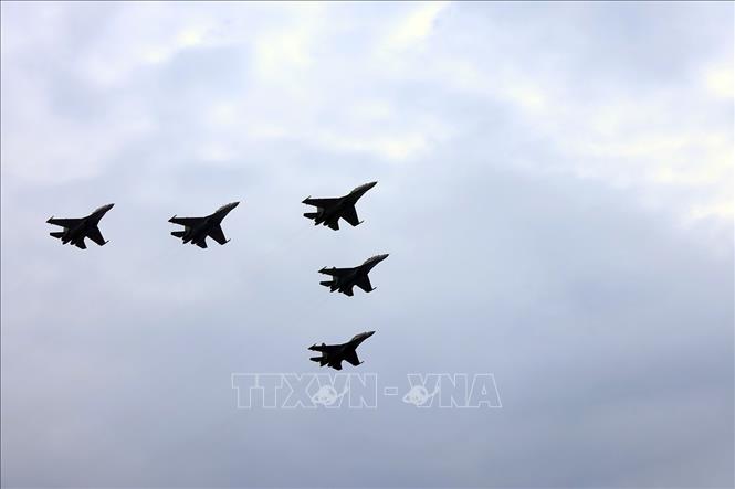 Biên đội 5 máy bay tiêm kích Su-30MK2 diễn tập bay theo đội hình. Ảnh: Tuấn Anh - TTXVN