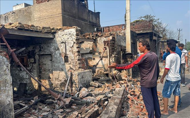 Ngôi nhà bị hư hại sau vụ tai nạn giao thông khiến xe bồn phát nổ tại huyện Hoshiarpur, bang Punjab, Pakistan ngày 23/8/2025. Ảnh: ANI/TTXVN