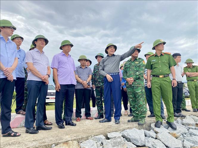 Chủ tịch UBND tỉnh Hà Tĩnh Võ Trọng Hải cùng đoàn công tác kiểm tra tại âu thuyền tránh trú bão Cửa Hội (xã Đan Hải). Ảnh: Hữu Quyết - TTXVN