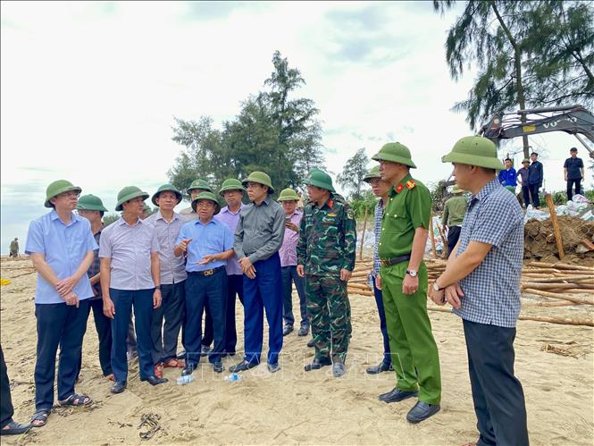 Chủ tịch UBND tỉnh Hà Tĩnh Võ Trọng Hải cùng đoàn công tác kiểm tra tại tuyến đê Hội Thống (xã Đan Hải). Ảnh: Hữu Quyết - TTXVN