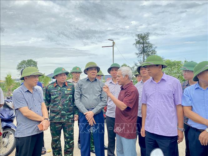 Chủ tịch UBND tỉnh Hà Tĩnh Võ Trọng Hải cùng đoàn công tác kiểm tra tại tuyến đê Hội Thống (xã Đan Hải). Ảnh: Hữu Quyết - TTXVN