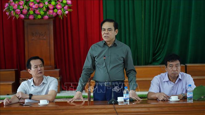 Chủ tịch UBND tỉnh Hà Tĩnh Võ Trọng Hải chủ trì cuộc họp với chính quyền địa phương về công tác ứng phó bão số 5. Ảnh: Hữu Quyết - TTXVN