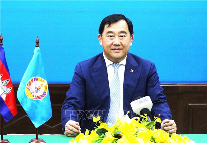 Ông Suos Yara trả lời phỏng vấn TTXVN và các cơ quan báo chí Việt Nam thường trú tại Phnom Penh. Ảnh: Hoàng Minh - PV TTXVN tại Campuchia 