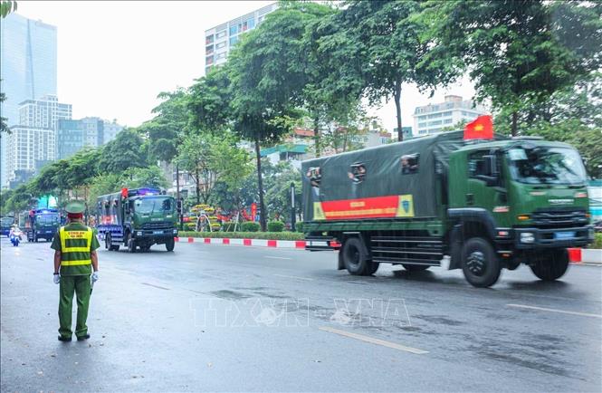 Các lực lượng tham gia tổng hợp luyện diễu binh, diễu hành di chuyển qua đường Văn Cao tới điểm tập kết. (ảnh chụp lúc 14h). Ảnh: Hoàng Hiếu - TTXVN
