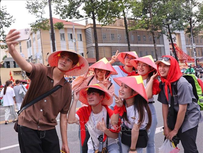Người dân Thủ đô tập trung từ sớm để đón chờ xem tổng hợp luyện lần 2 chương trình diễu binh, diễu hành chuẩn bị Đại lễ A80. Ảnh: Văn Điệp - TTXVN