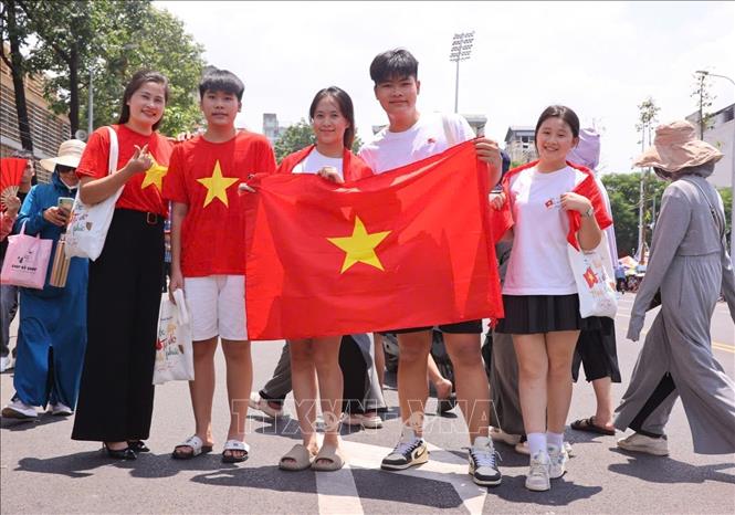 Người dân Thủ đô tập trung từ sớm để đón chờ xem tổng hợp luyện lần 2 chương trình diễu binh, diễu hành chuẩn bị Đại lễ A80. Ảnh: Văn Điệp - TTXVN
