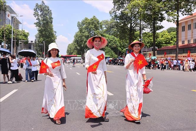 Người dân Thủ đô tập trung từ sớm để đón chờ xem tổng hợp luyện lần 2 chương trình diễu binh, diễu hành chuẩn bị Đại lễ A80. Ảnh: Văn Điệp - TTXVN