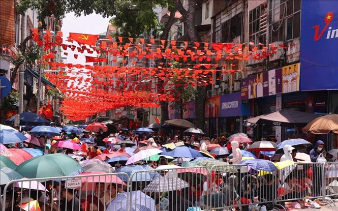 Người dân Thủ đô tập trung từ sớm để đón chờ xem tổng hợp luyện lần 2 chương trình diễu binh, diễu hành chuẩn bị Đại lễ A80. Ảnh: Văn Điệp - TTXVN