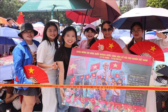 Người dân Thủ đô tập trung từ sớm để đón chờ xem tổng hợp luyện lần 2 chương trình diễu binh, diễu hành chuẩn bị Đại lễ A80. Ảnh: Văn Điệp - TTXVN