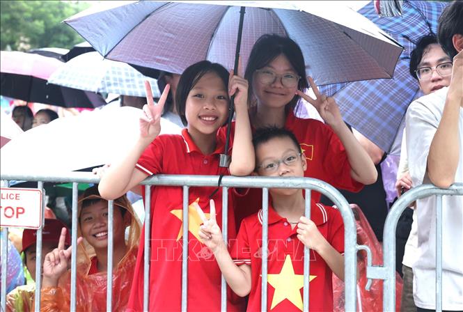 Dù thời tiết mưa nắng thất thường, người dân Thủ đô vẫn tập trung từ sớm để đón chờ xem tổng hợp luyện lần 2 chương trình diễu binh, diễu hành chuẩn bị Đại lễ A80. Ảnh: Quốc Khánh - TTXVN
