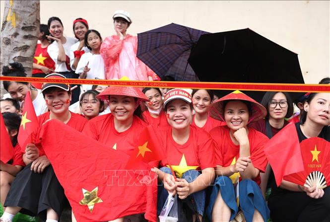 Dù thời tiết mưa nắng thất thường, người dân Thủ đô vẫn tập trung từ sớm để đón chờ xem tổng hợp luyện lần 2 chương trình diễu binh, diễu hành chuẩn bị Đại lễ A80. Ảnh: Quốc Khánh - TTXVN