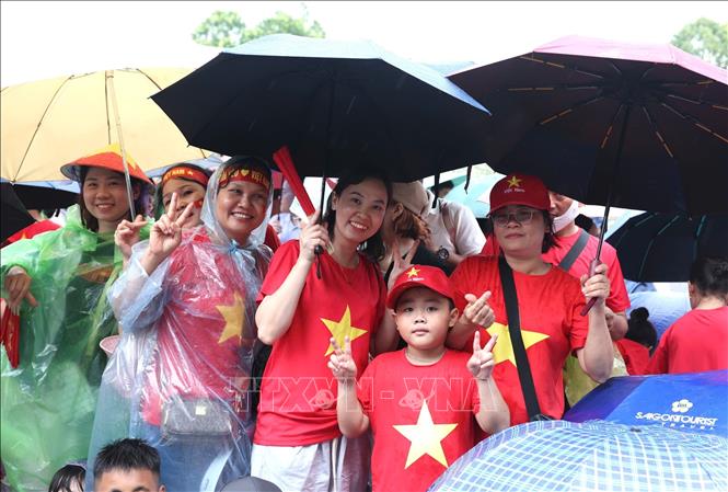 Dù thời tiết mưa nắng thất thường, người dân Thủ đô vẫn tập trung từ sớm để đón chờ xem tổng hợp luyện lần 2 chương trình diễu binh, diễu hành chuẩn bị Đại lễ A80. Ảnh: Quốc Khánh - TTXVN