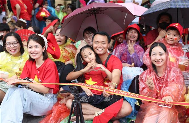 Dù thời tiết mưa nắng thất thường, người dân Thủ đô vẫn tập trung từ sớm để đón chờ xem tổng hợp luyện lần 2 chương trình diễu binh, diễu hành chuẩn bị Đại lễ A80. Ảnh: Quốc Khánh - TTXVN
