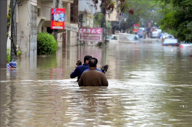 Ngập lụt sau mưa lớn tại Karachi, Pakistan ngày 19/8/2025. Ảnh: THX/TTXVN
