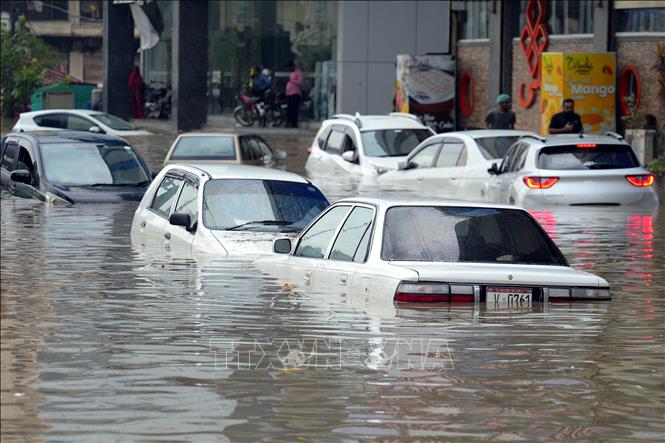 Ngập lụt sau mưa lớn tại Karachi, Pakistan ngày 19/8/2025. Ảnh: THX/TTXVN
