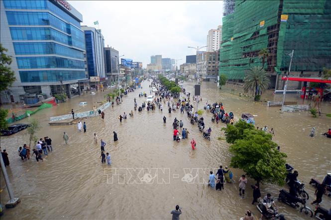 Ngập lụt sau mưa lớn tại Karachi, Pakistan ngày 19/8/2025. Ảnh: THX/TTXVN