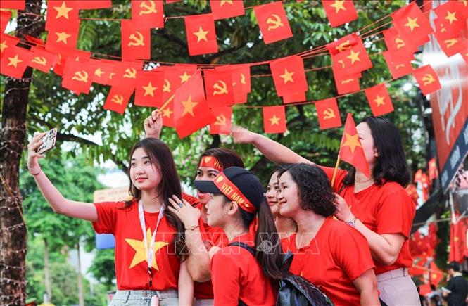 Người dân từ Lạng Sơn về Hà Nội chờ đón xem lễ hợp luyện diễu binh, diễu hành. Ảnh: Hoàng Hiếu - TTXVN
