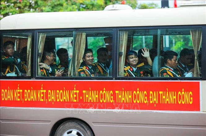 Niềm vui của các chiến sĩ đón nhận tình cảm của nhân dân chờ xem diễu binh, diễu hành trên phố Văn Cao. Ảnh: Hoàng Hiếu - TTXVN