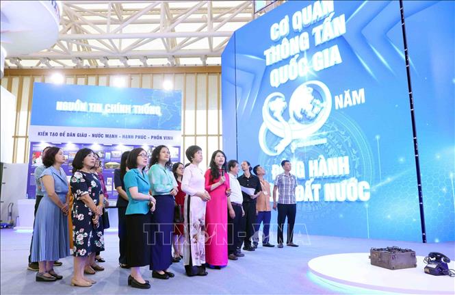 Tổng Giám đốc Vũ Việt Trang và các đại biểu tham dự tổng duyệt khu trưng bày của Thông tấn xã Việt Nam. Ảnh: Phạm Kiên - TTXVN