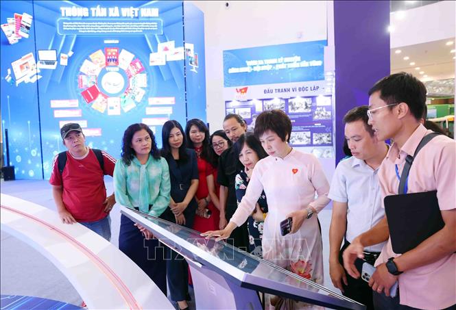 Tổng Giám đốc Vũ Việt Trang trực tiếp chỉ đạo tại khu trưng bày của Thông tấn xã Việt Nam. Ảnh: Phạm Kiên - TTXVN