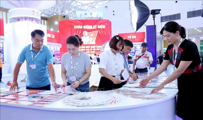 Khu trưng bày giới thiệu các ấn phẩm của TTXVN. Ảnh: Phạm Kiên - TTXVN