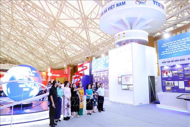 Tổng Giám đốc Thông tấn xã Việt Nam Vũ Việt Trang và các đại biểu tham dự tổng duyệt khu trưng bày của Thông tấn xã Việt Nam. Ảnh: Phạm Kiên - TTXVN