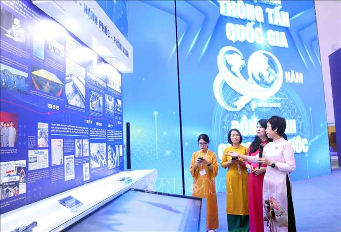 Tổng Giám đốc Thông tấn xã Việt Nam Vũ Việt Trang trực tiếp chỉ đạo tại khu trưng bày của Thông tấn xã Việt Nam. Ảnh: Phạm Kiên - TTXVN
