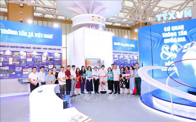 Các đại biểu tham dự tổng duyệt khu trưng bày của Thông tấn xã Việt Nam. Ảnh: Phạm Kiên - TTXVN