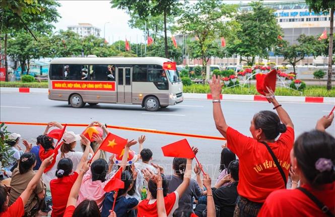 Người dân chào đón các đoàn diễu binh, diễu hành di chuyển qua đường Văn Cao, tập trung về Cung thể thao Quần Ngựa. Ảnh: Hoàng Hiếu - TTXVN