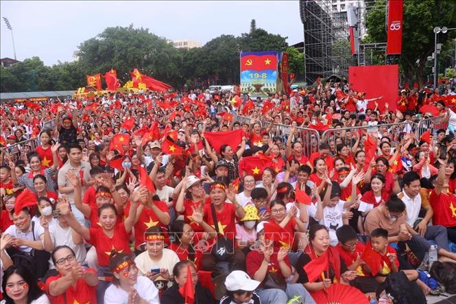 Người dân với áo cờ đỏ, sao vàng đã tập trung đông đủ đón chờ buổi tổng hợp luyện diễu binh, diễu hành A80 lần thứ 2. Ảnh: Văn Điệp - TTXVN