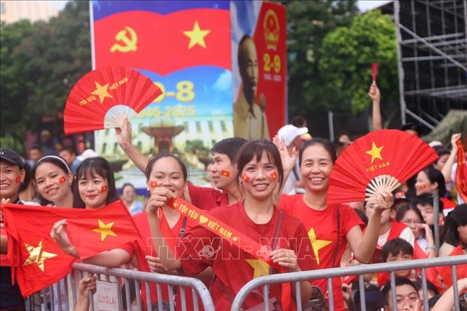 Người dân với áo cờ đỏ, sao vàng đã tập trung đông đủ đón chờ buổi tổng hợp luyện diễu binh, diễu hành A80 lần thứ 2. Ảnh: Văn Điệp - TTXVN