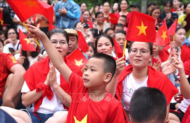 Biển người với màu cờ đỏ sao vàng tại khu vực ngã tư Hùng Vương - Trần Phú chờ xem màn tổng hợp luyện diễu binh, diễu hành A80 lần thứ 2. Ảnh: Văn Điệp - TTXVN
