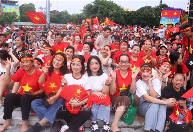 Biển người với màu cờ đỏ sao vàng tại khu vực ngã tư Hùng Vương - Trần Phú chờ xem màn tổng hợp luyện diễu binh, diễu hành A80 lần thứ 2. Ảnh: Văn Điệp - TTXVN
