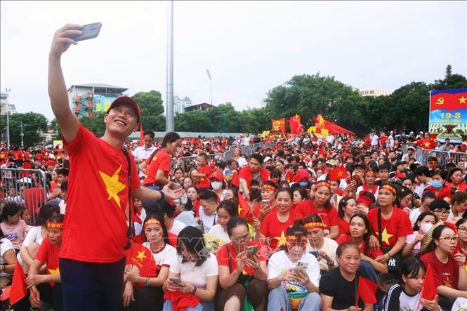 Biển người với màu cờ đỏ sao vàng tại khu vực ngã tư Hùng Vương - Trần Phú chờ xem màn tổng hợp luyện diễu binh, diễu hành A80 lần thứ 2. Ảnh: Văn Điệp - TTXVN