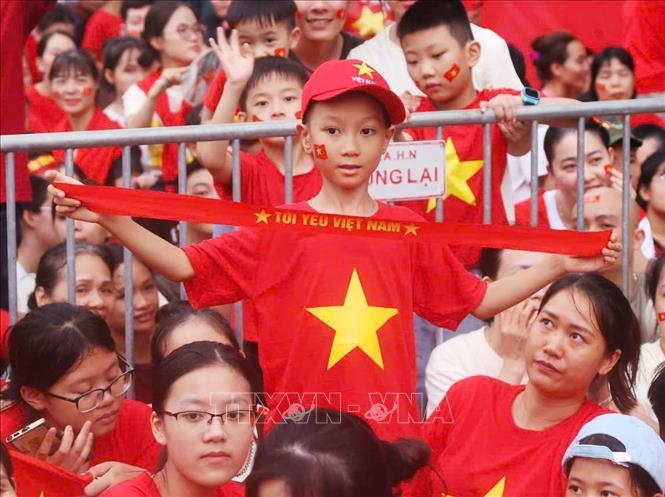 Biển người với màu cờ đỏ sao vàng tại khu vực ngã tư Hùng Vương - Trần Phú chờ xem màn tổng hợp luyện diễu binh, diễu hành A80 lần thứ 2. Ảnh: Văn Điệp - TTXVN  