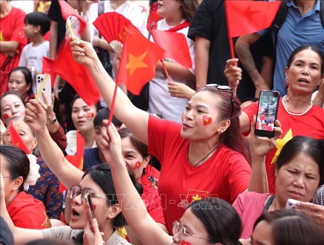 Người dân tập trung từ sớm tại khu vực ngã tư Hùng Vương - Trần Phú chờ xem màn tổng hợp luyện diễu binh, diễu hành A80 lần thứ 2. Ảnh: Văn Điệp - TTXVN 
